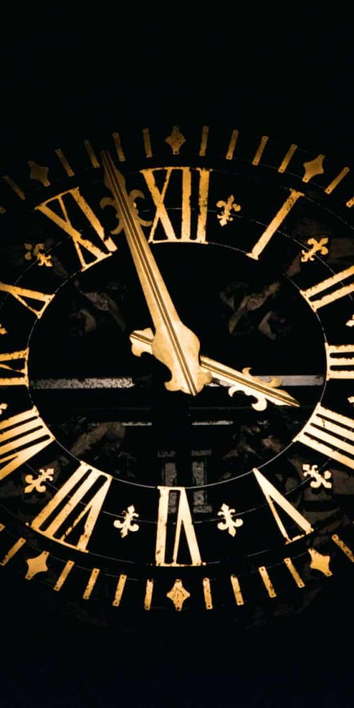 clock-in-gold-and-black-iuckfoyn7s35xv